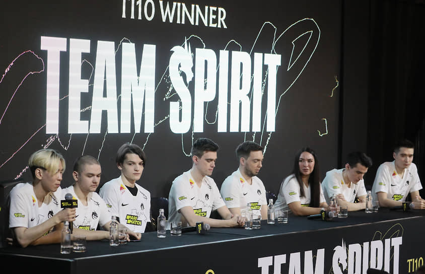 Игроки киберспортивной команды Team Spirit во время пресс-конференции 