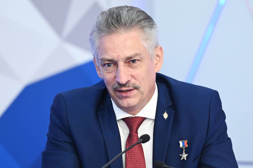 Проходил службу в спецподразделении ФСБ «Вымпел». Неоднократно принимал участие в боевых действиях и специальных операциях. За личное мужество при штурме Грозного в январе 1995 года награжден медалями «За отвагу» и «За отличие в воинской службе» первой степени