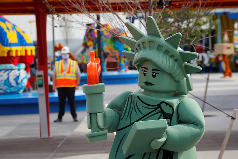 Нью-Йорк. Сотрудник тематического парка Legoland New York Resort в костюме статуи Свободы, 2021 год 