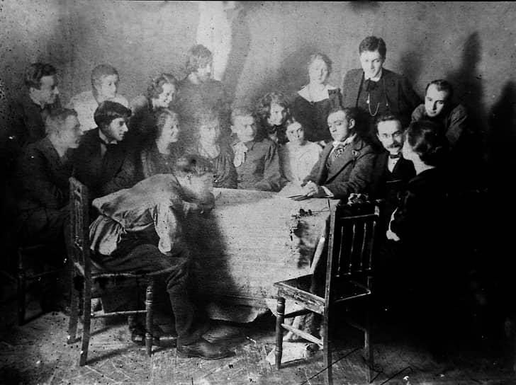 В 1913 году группа московских студентов организовала драматическую студию. Ее руководителем стал актер и режиссер Евгений Вахтангов. 13 сентября 1920 года драмкружок был принят в состав Московского художественного театра (МХАТ) и стал называться Третьей студией  На фото: Евгений Вахтангов с участниками спектакля «Усадьба Ланиных» в 1914 году   