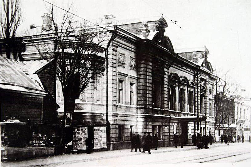 В сентябре 1922 года был избран новый худсовет театра. Через два года на должность режиссера был приглашен актер Алексей Попов  