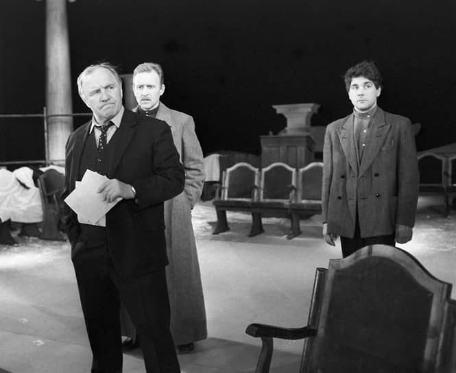В 1980-х в театр пришло много новых актеров. Среди них были Сергей Маковецкий и Нонна Гришаева   На фото слева направо: актеры Михаил Ульянов, Евгений Шершнев и Сергей Маковецкий 