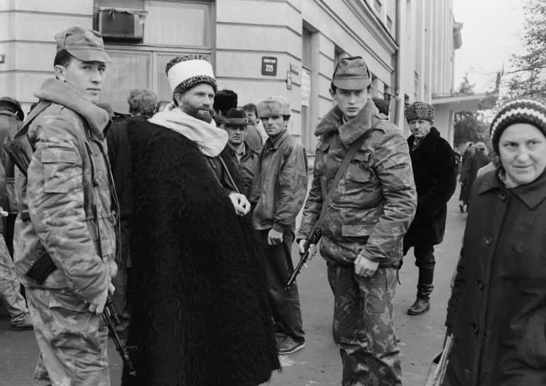 Введение чрезвычайного положения в Чечне. Жители Грозного на улицах города, 1 ноября 1991 года 