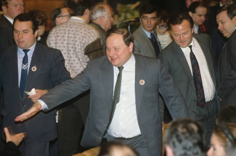 1 ноября 1991 года. Исполняющий обязанности председателя правительства РФ Егор Гайдар (в центре) на Конгрессе интеллигенции России 