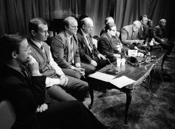 18 ноября 1991 года. Члены общественного комитета «В защиту прав коммунистов» отвечают на вопросы журналистов на пресс-конференции 