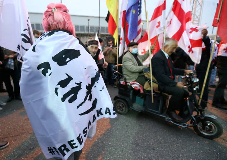 Сторонники бывшего президента Грузии Михаила Саакашвили на акции протеста перед тюрьмой, в которой находится политик