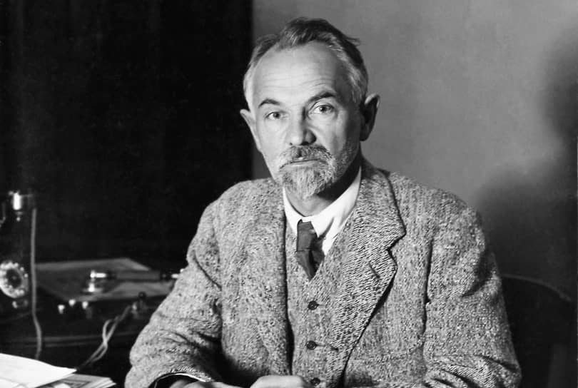 «От всех партийцев, кого я знал,— писал А. М. Горький о Л. Б. Красине,— он резко отличался, разумеется, не только внешним лоском и спокойной точностью речи, но и еще чем-то, чего я не умею определить». 