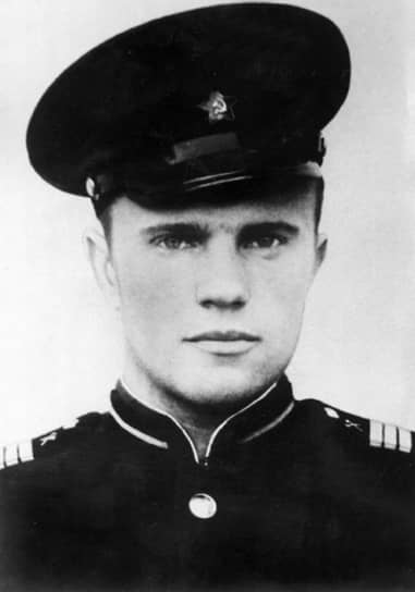 Глава КПРФ Геннадий Зюганов проходил срочную службу с 1963 по 1966 год в ГДР. Служил в радиационно-химической разведке группы советских войск