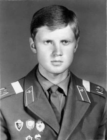 Лидер «Справедливой России» Сергей Миронов в 1971-1973 годах служил в Литве и Азербайджане. О своих ощущениях от распределения в ВДВ политик вспоминал так: «Ух-ты, круто! Десантником буду… Драться научат… Берет голубой… Девчонкам нравится!»