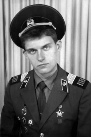 Бизнесмен Олег Тиньков в 1986-1988 годах служил в погранвойсках на Дальнем Востоке — в Находке и Николаевске-на-Амуре. «Армия вообще не для слабонервных, не для кисейных барышень. В целом это отрицательный опыт, и вдаваться в детали не хочется. Но я бы все равно рекомендовал пойти служить: получаешь реально много, приходишь другим»,— вспоминал он