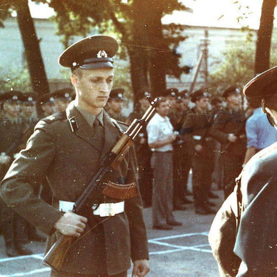 Актер Гоша Куценко служил в армии с 1985 по 1987 год. «В армии я был связистом — бегал по полю с катушкой, даже как-то раз в прорубь провалился. Всего два года отслужил, но успел получить травму — отдал Родине два позвонка»