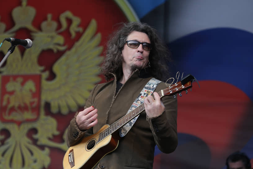 Музыкант в 1999 и 2003 годах на думских выборах поддерживал партию «Союз правых сил». Принимал участие в концерте «Россия, ты права!» 7 ноября 2003 года, организованном в поддержку этой партии На фото: Сергей Галанин на митинге в День народного единства в Перми, 2014 год 
