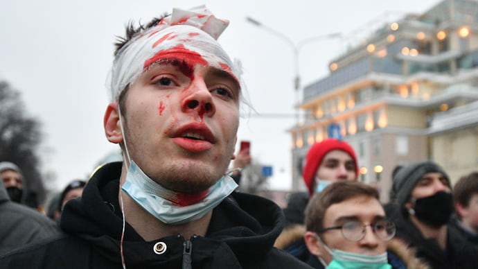 Удар по силовику осудили условно