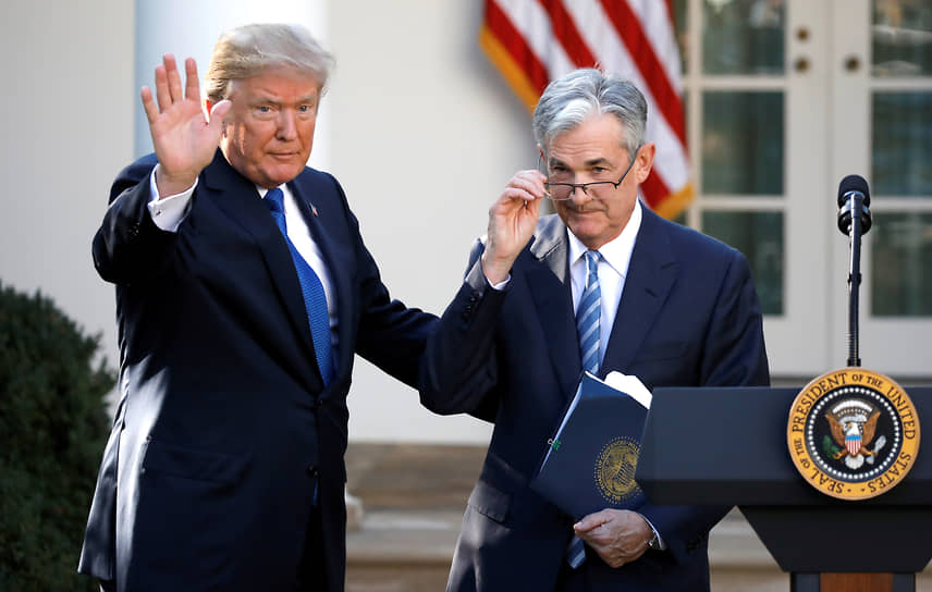 Бывший президент США Дональд Трамп (слева) и глава ФРС Джером Пауэлл в ноябре 2017 года 