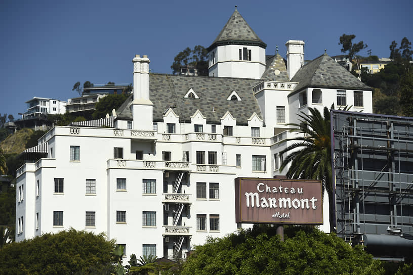 С отелем Chateau Marmont связано множество историй из жизни знаменитостей. В нем жили и работали Тим Бертон, Фрэнсис Скотт Фицджеральд, Квентин Тарантино, Хантер Томпсон и многие другие. Джим Моррисон прыгал из окна отеля, вероятно, в состоянии наркотического опьянения. На территории отеля умер от передозировки Джон Белуши, погиб за рулем своего автомобиля Хельмут Ньютон. Отель описан во многих книгах, упоминается во множестве песен, был площадкой для съемки многих фильмов