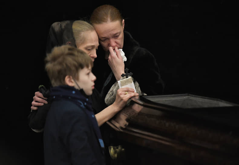 Москва. Актриса Наталья Тетенова (справа) и Олеся Русланова с сыном Константином во время церемонии прощания с актрисой Ниной Руслановой 