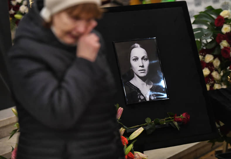 Прощание проходило в фойе Большого зала Дома кино. Люди возлагали цветы к гробу. Родные, близкие, коллеги произносили прощальные речи 