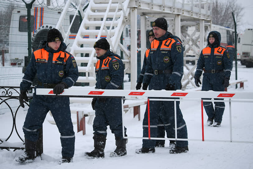 Задымление произошло на глубине 250 м. Под землей в момент ЧП находились 285 человек, большинство из них доставили на поверхность