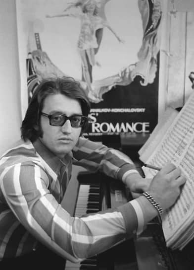 В 1975-1976 годах учился в Московской государственной консерватории по классу композиции. Певческий голос — тенор