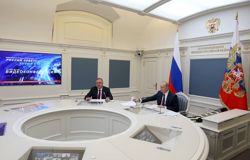 Глава ВТБ Андрей Костин и президент России Владимир Путин  