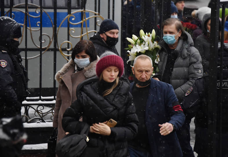 Вдова Александра Градского Марина Коташенко (в центре) перед началом церемонии