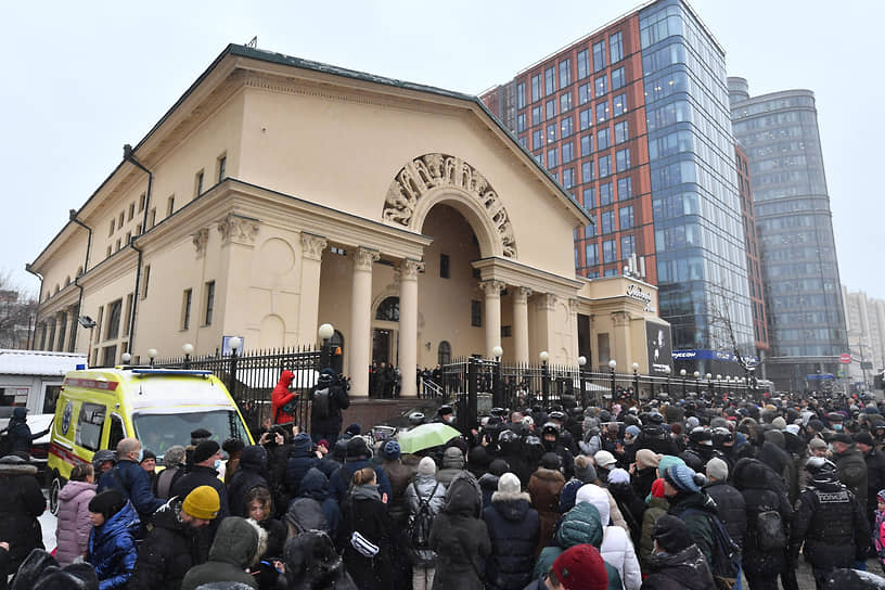 Пришедшие проститься люди проходили в главный зал театра, возлагали цветы к гробу и покидали здание
