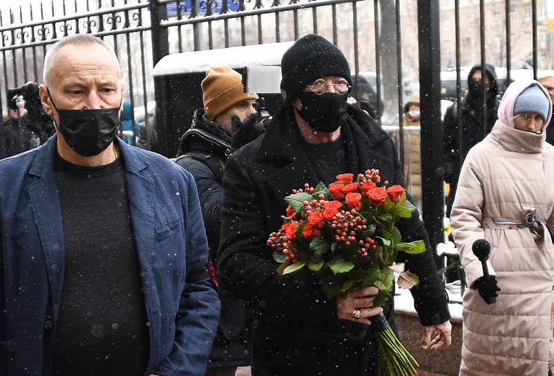 С музыкантом и наставником шоу «Голос» пришли проститься многие звезды российской эстрады. На фото: Александр Розенбаум (в центре)