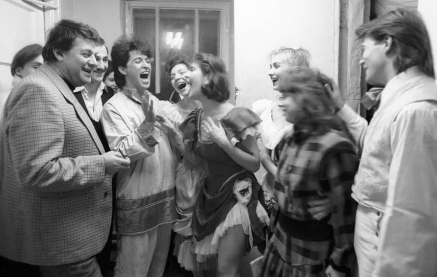 «В Щукинском училище я преподаю с 1957 года» (на фото со студентами курса)