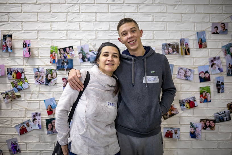 Галя познакомилась с Вовой, когда ездила волонтером в сибирские детские дома. Уже 4 года она помогает ему в самостоятельной жизни. 