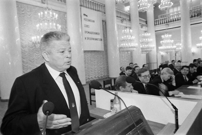 В мае 1992 года по инициативе руководителей РСПП образована политическая партия «Всероссийский союз "Обновление"», объявившая себя «конструктивной оппозицией» правительству Ельцина–Гайдара. 12 декабря 1993 года на выборах в Госдуму эта партия вошла в блок «Гражданский союз» (список возглавлял сам господин Вольский), но набрала всего 1,93% голосов На фото: глава института «Микрохирургии глаза» Святослав Федоров на съезде РСПП, 1993 год 