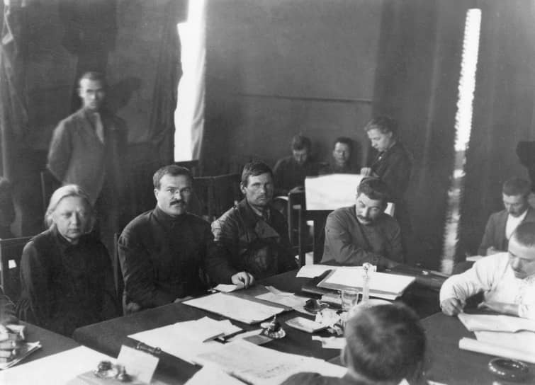 «Нисколько не сомневалась в том,— говорила Н. К. Крупская,— что в процессе борьбы будут употребляться всякие приемы» 