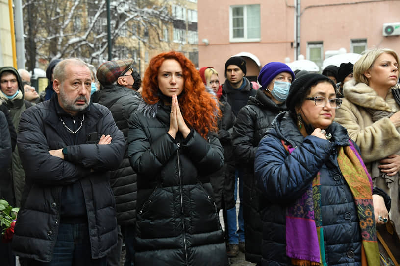 Отпевание режиссера началось в 11:10 по московскому времени и закончилось около 12:00