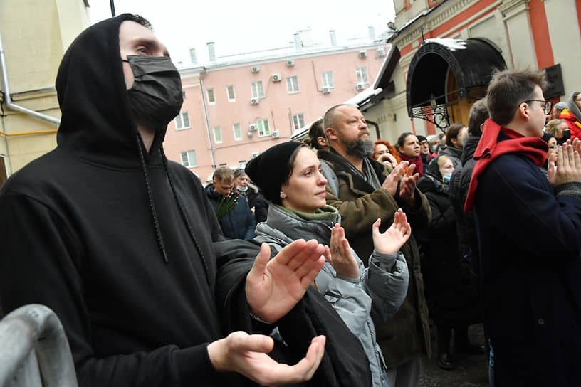 Гроб с телом режиссера вынесли под аплодисменты