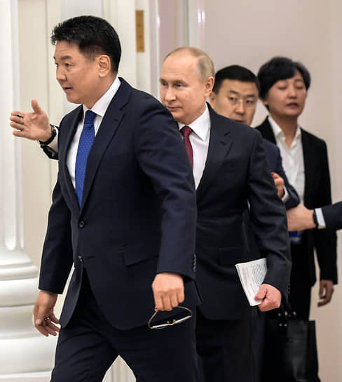 Москва. Президент России Владимир Путин (второй слева) и президент Монголии Ухнаагийн Хурэлсух (слева) перед началом совместной пресс-конференции по итогам переговоров в Кремле