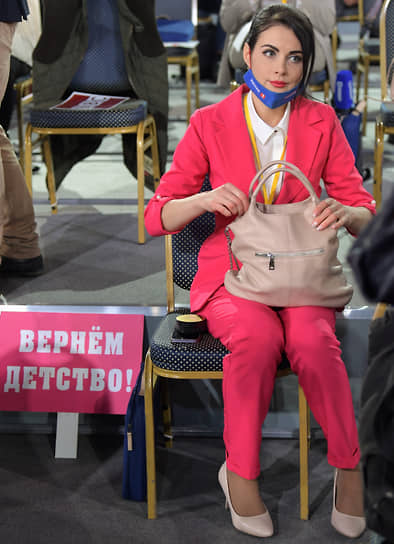 Журналистка во время пресс-конференции