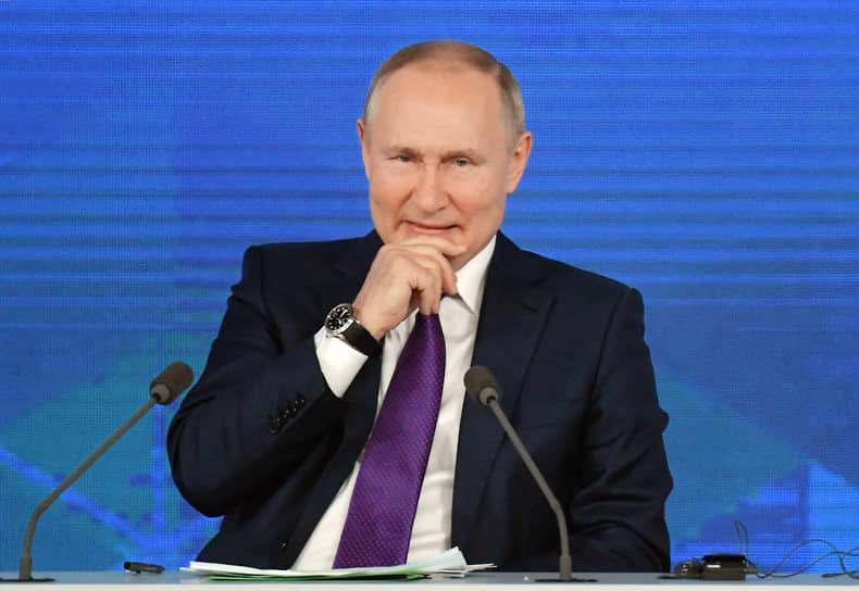 Президент России Владимир Путин во время пресс-конференции