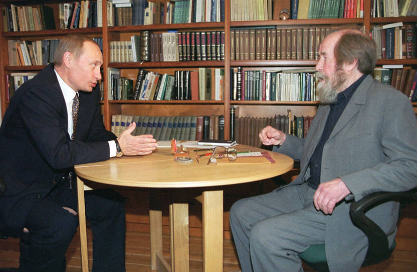 К изгнанию из СССР писателя Александра Солженицина привели его активная общественная позиция и публикации в странах Западной Европы романов «Раковый корпус», «В круге первом» и «Архипелаг ГУЛАГ». 12 февраля 1974 года он был арестован, обвинен в измене Родине и лишен советского гражданства, а на следующий день — выслан из СССР. Позже страну покинула его семья. В 1990 году писатель был восстановлен в советском гражданстве
