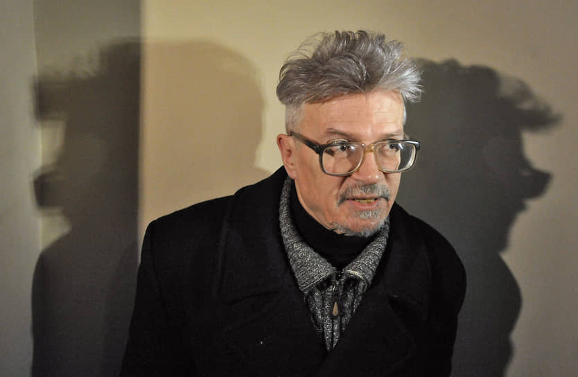 Председатель КГБ Юрий Андропов в 1973 году назвал писателя Эдуарда Лимонова «убежденным антисоветчиком». В 1974 году он эмигрировал из СССР в США. Причиной этого, по словам самого Лимонова, стало поставленное сотрудниками КГБ условие: при отказе быть «секретным сотрудником» — эмиграция на Запад. В конце 1991 года по просьбе самого Эдуарда Лимонова ему было возвращено российское гражданство