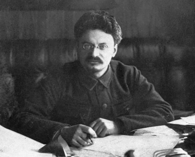 Революционер и активный участник социалистического движения Лев Троцкий с 1923 года был лидером внутрипартийной левой оппозиции («Новый курс») по отношению к политическому курсу Иосифа Сталина. В 1927 году он был снят со всех государственных постов и отправлен в ссылку, через два года — выслан за пределы СССР, а в 1932 году лишен советского гражданства. В 1940 году был смертельно ранен агентом НКВД Рамоном Меркадером в Койоакане (Мексика) и умер на следующий день