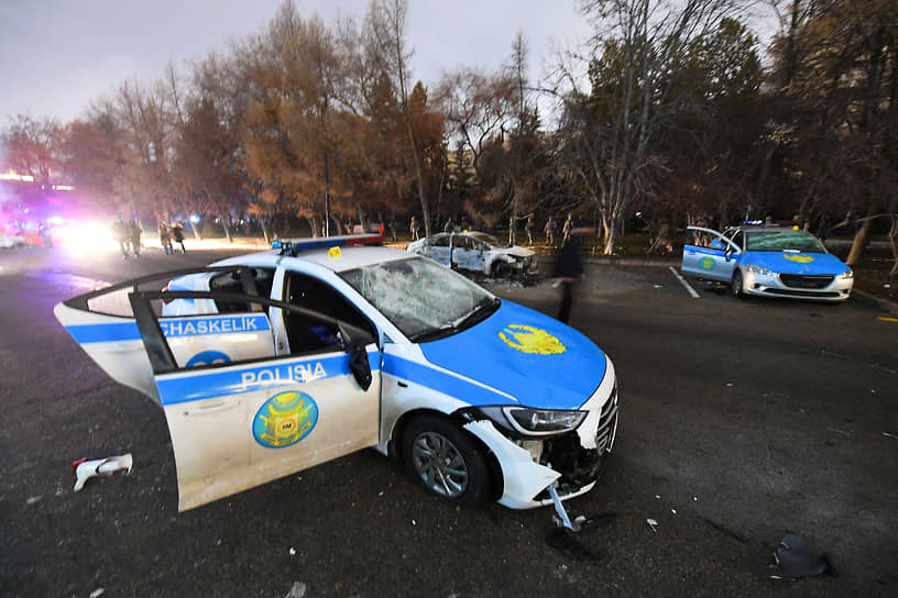 Поврежденный полицейский автомобиль