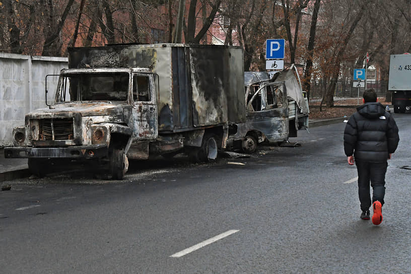 Сожженные в ходе протестов грузовики 