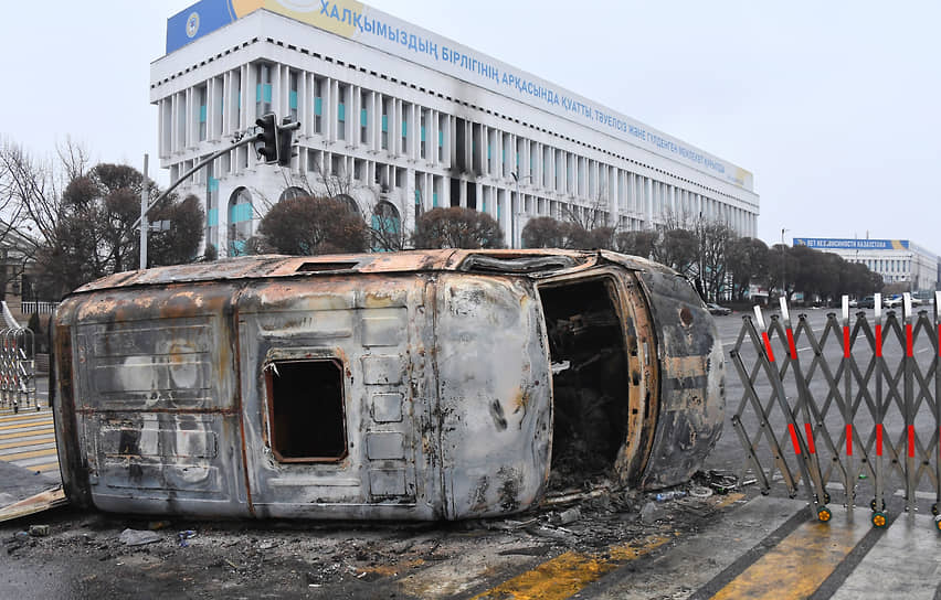 Сожженный в ходе протестов в Алматы автобус в районе площади Республики 