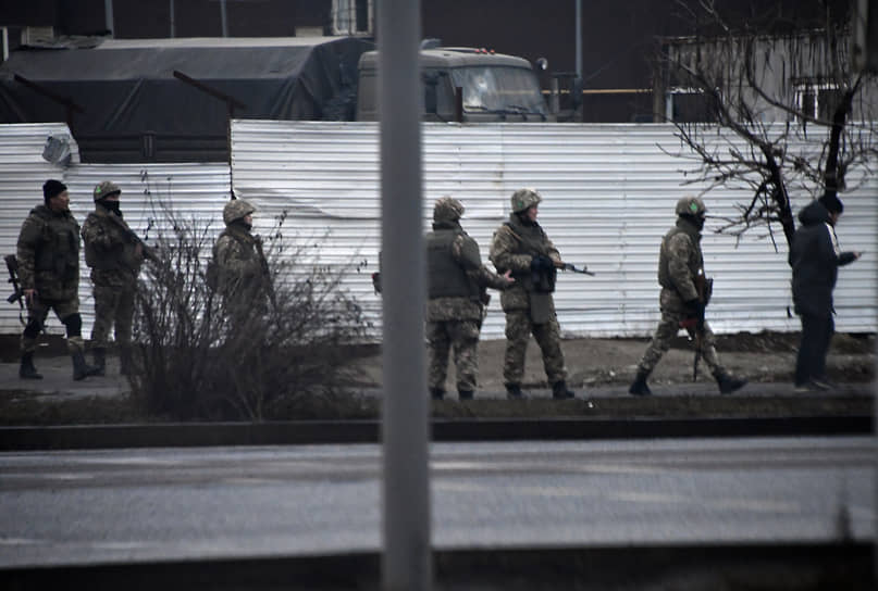 Военнослужащие с оружием на улицах Алматы  