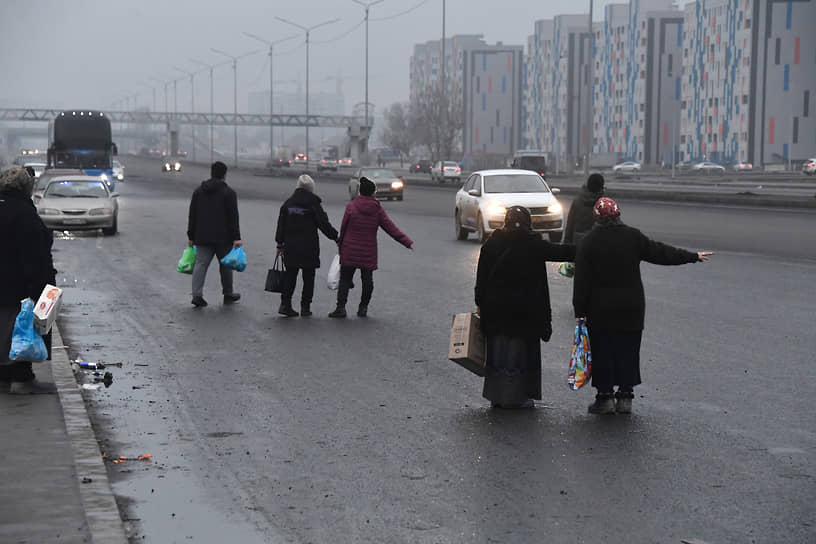 Местные жители ловят попутки 