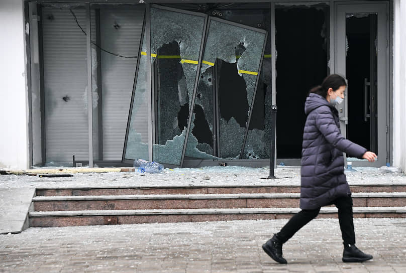 Разбитые окна дома 