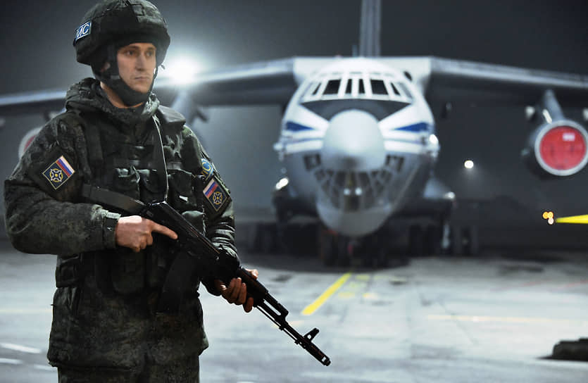 Российский военнослужащий контингента миротворческих сил ОДКБ во время дежурства на взлетном поле аэропорта 
