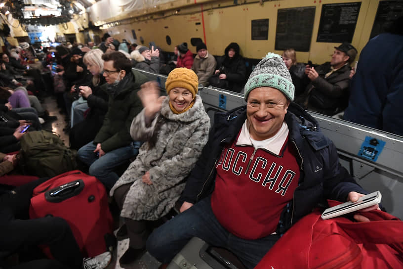 Российские граждане в самолете спецрейса в Москву 