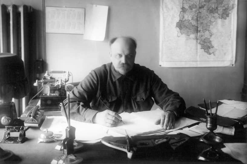 «Отдача ВЧК под надзор НКЮста,— писал Дзержинский,— роняет наш престиж, умаляет наш авторитет в борьбе с преступлениями, подтверждает все белогвардейские россказни о наших "беззакониях"» (на фото — нарком юстиции РСФСР Д. И. Курский, 1922 год) 