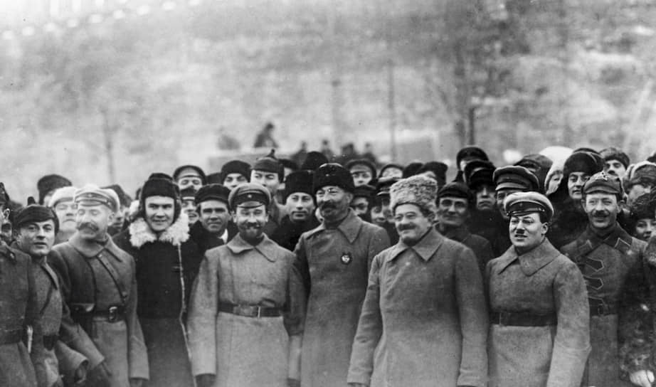 «Учитывая,— писал И. С. Уншлихт И. В. Сталину,— невозможность постановки целого ряда дел в судебном порядке и одновременно необходимость избавиться от наглых и вредных элементов, Госполитуправление предлагает внести дополнения в наше положение» (на фото — Уншлихт в первом ряду в папахе, справа от Дзержинского. Москва, 1922 год) 