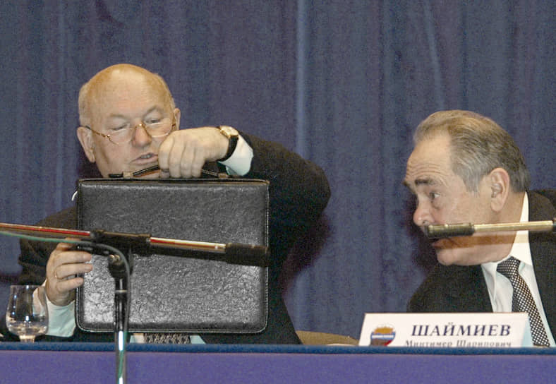 Минтимер Шаймиев стоял у истоков партии «Единая России». В 1999 году он стал одним из учредителей избирательного блока «Вся Россия», в том же году блок слился с «Отечеством» Юрия Лужкова (на фото слева). В 2001 году на базе блока «Отечество — Вся Россия» и партии «Единство» была создана «Единая Россия». До 2010 года Минтимер Шаймиев был сопредседателем Высшего совета партии 